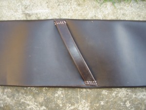 Side saddle girth with central loop